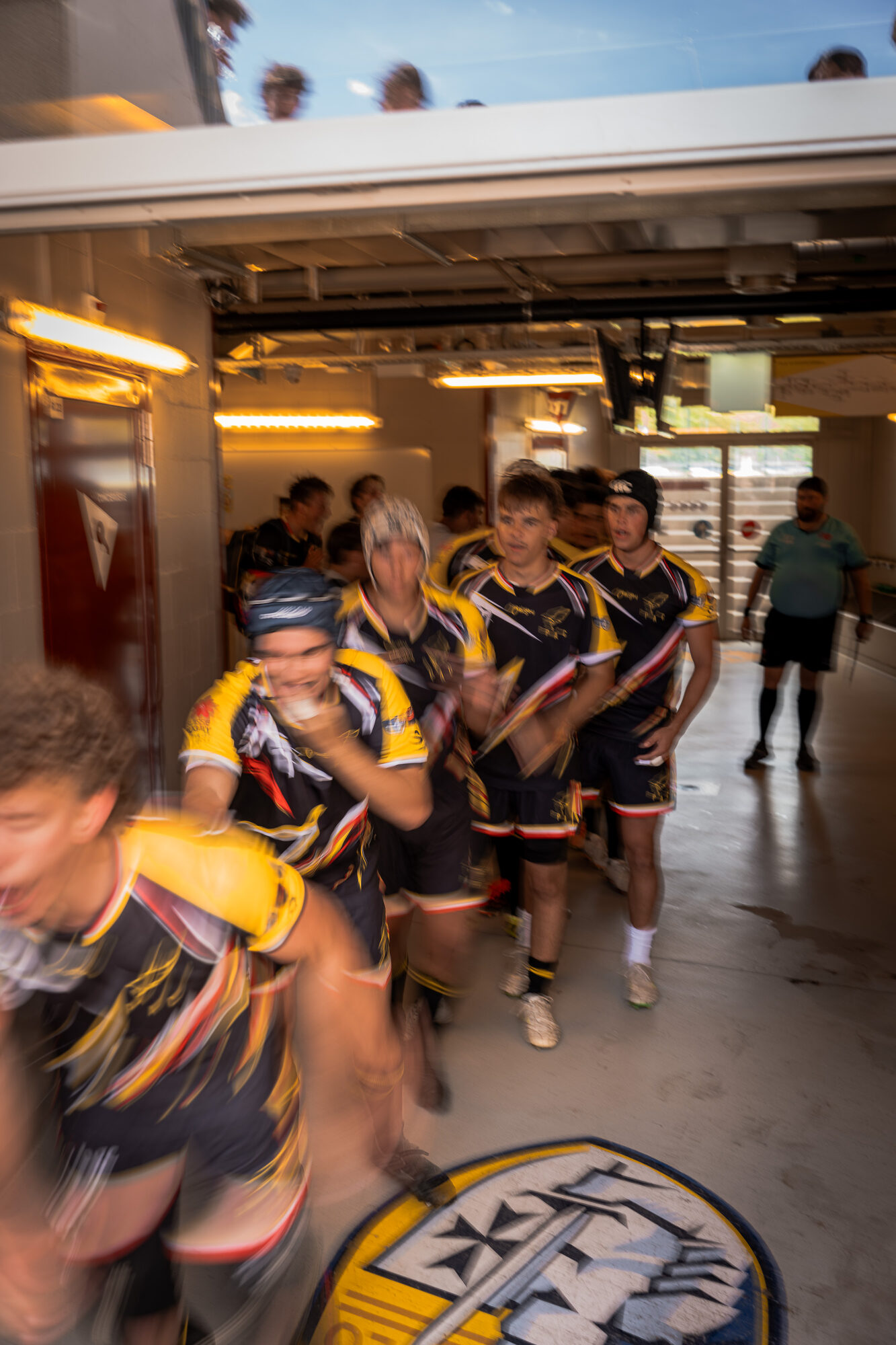 Sortie du tunnel, les joueurs entrent sur le terrain des Cherpines