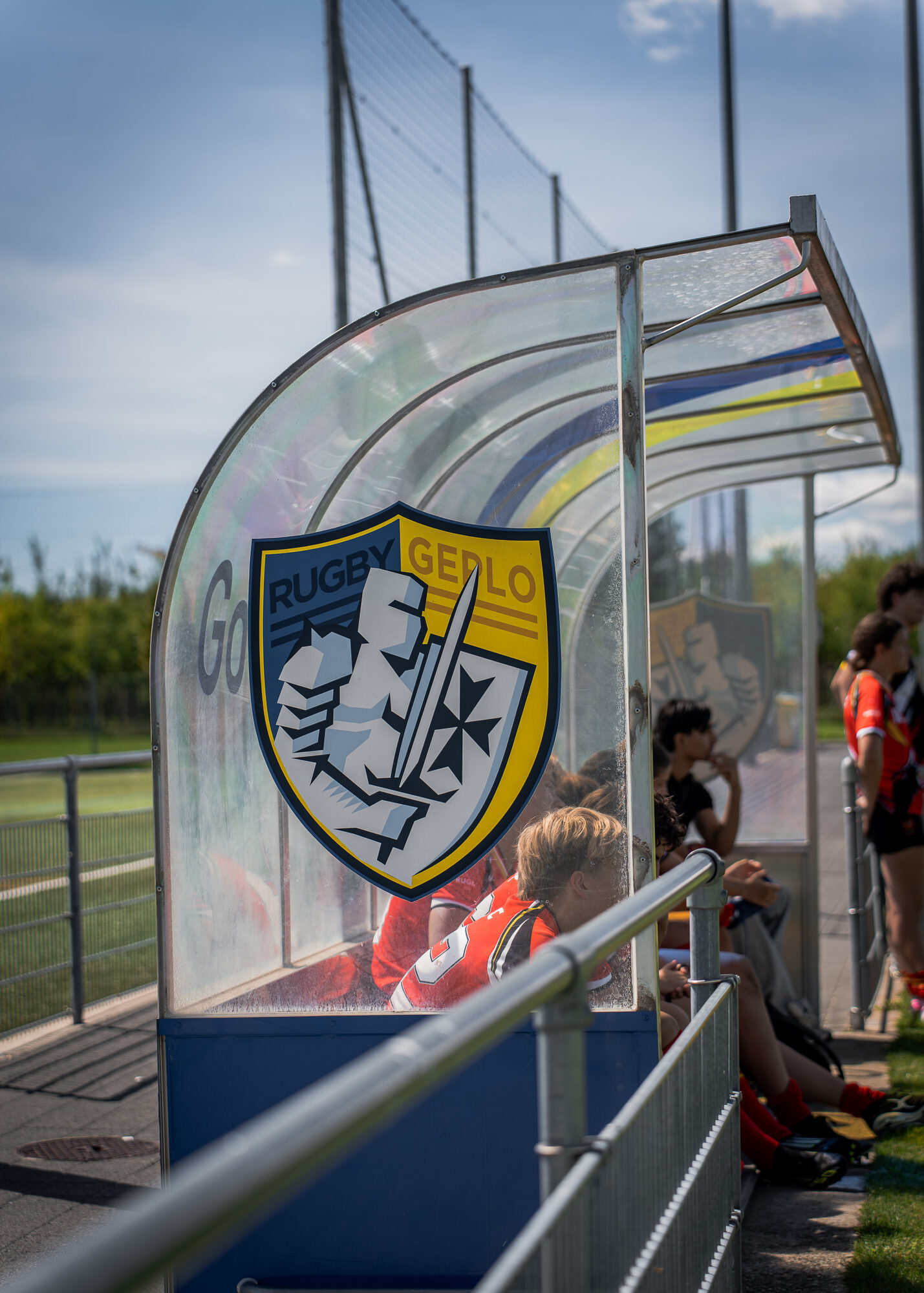 L'écusson du club sur l'abri de touche
